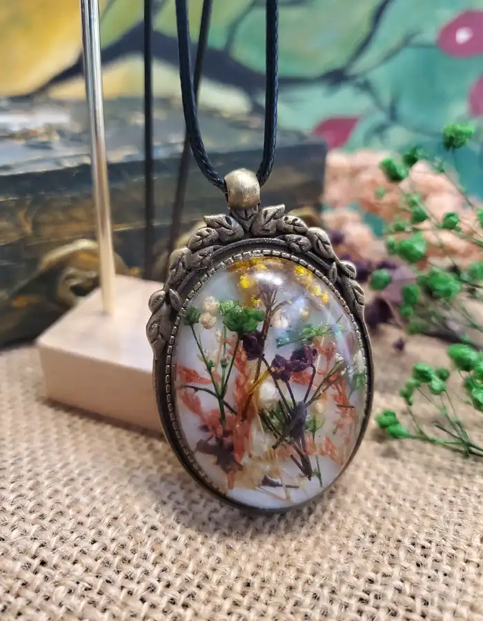 Antiquated Resin Pendant - Botanic Reverie