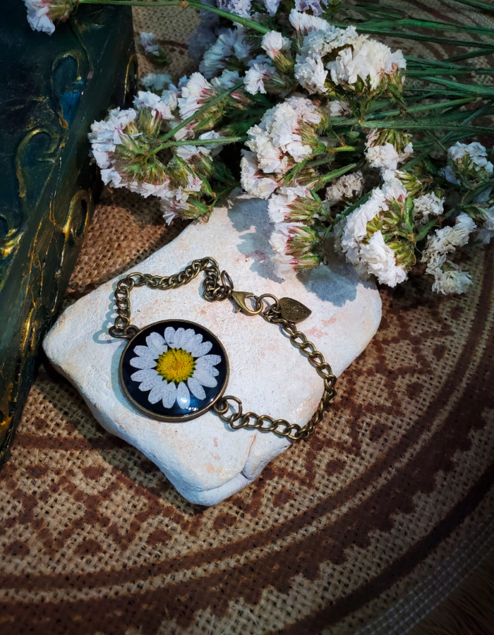 Dark Daisy Ember Bracelet