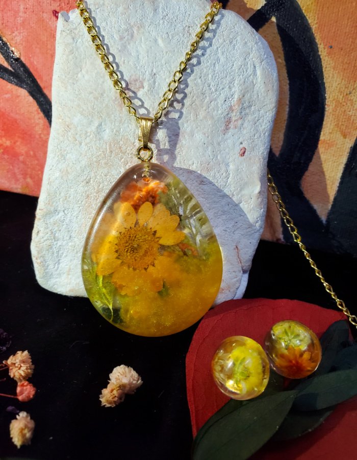 Gul-e-Zar-o-Zauq Pendant and Earrings Set