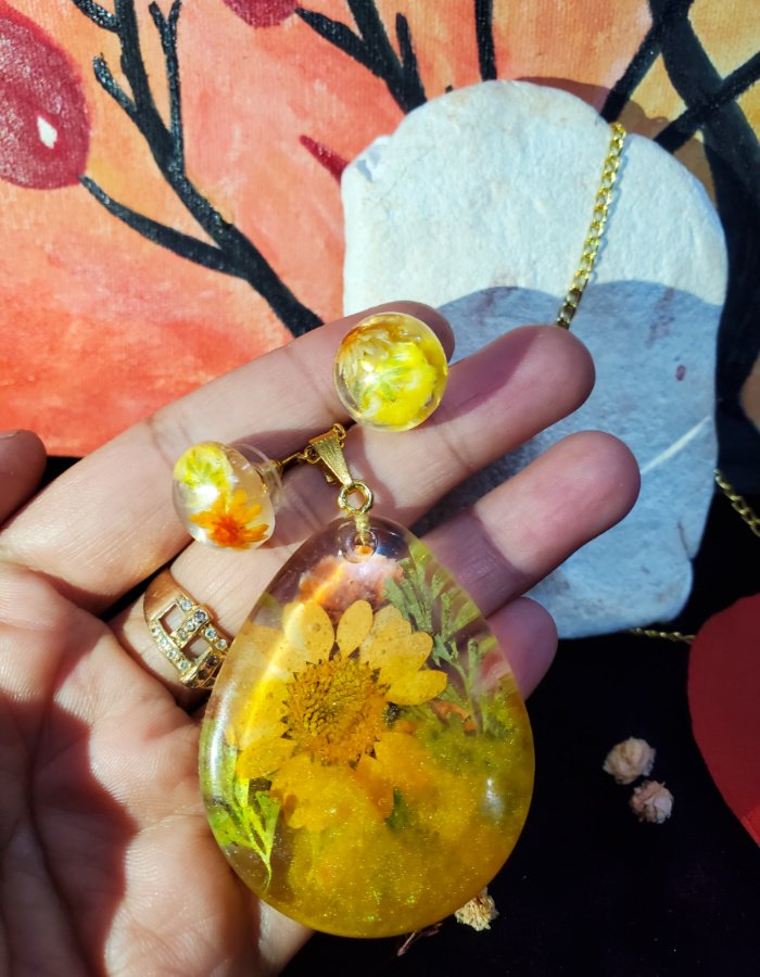 Gul-e-Zar-o-Zauq Pendant and Earrings Set