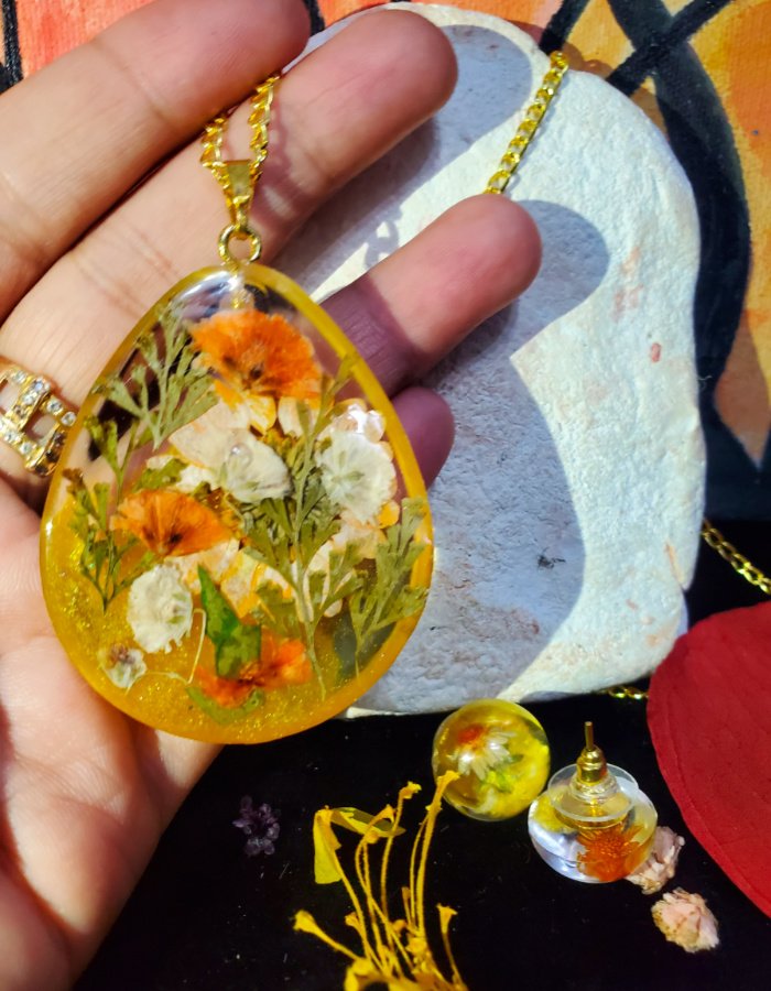 Gul-e-Zar-o-Zauq Pendant and Earrings Set