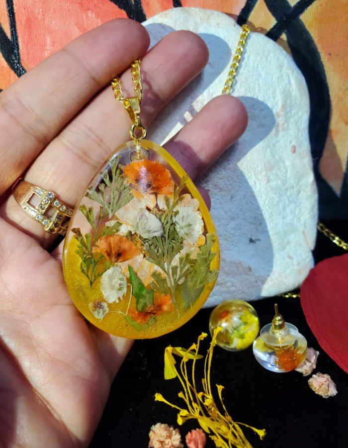 Gul-e-Zar-o-Zauq Pendant and Earrings Set