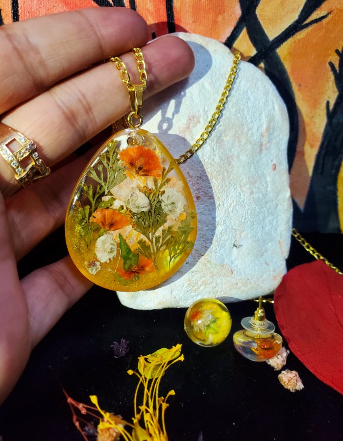 Gul-e-Zar-o-Zauq Pendant and Earrings Set