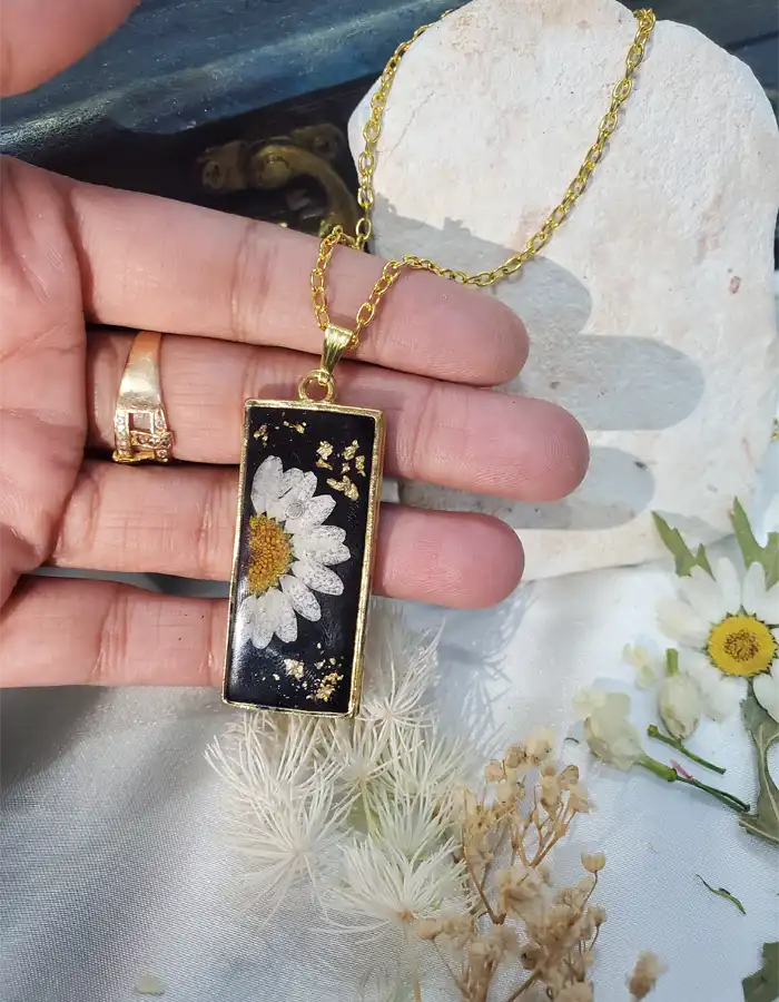 Handmade Resin Pendant – Daisy Ember