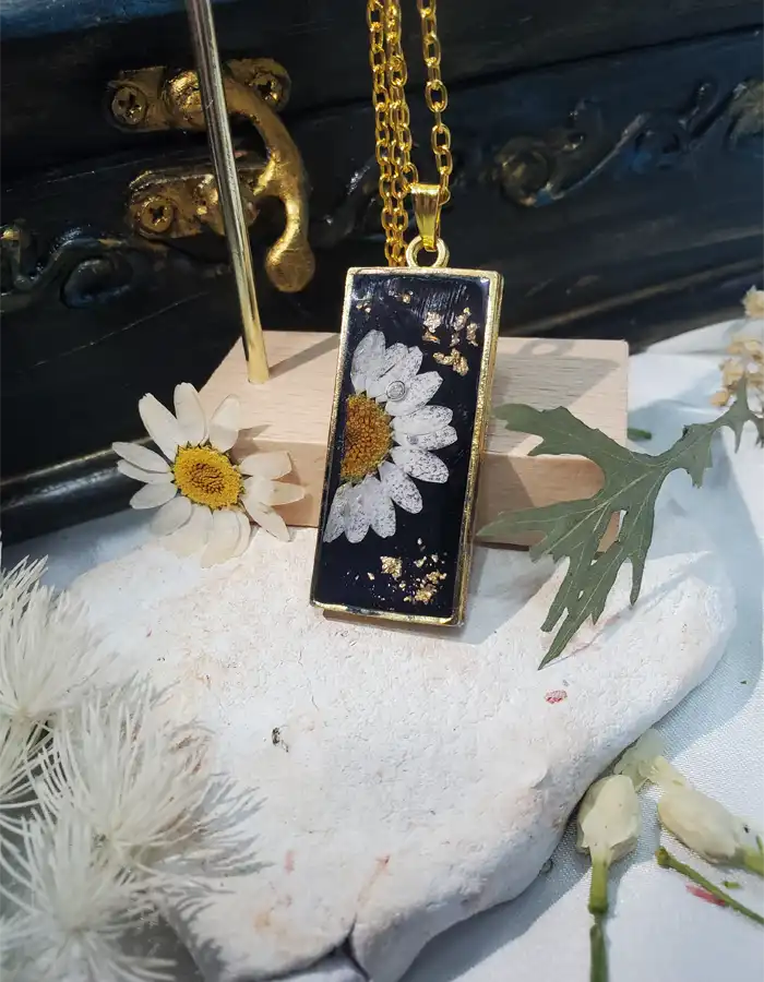 Handmade Resin Pendant – Daisy Ember