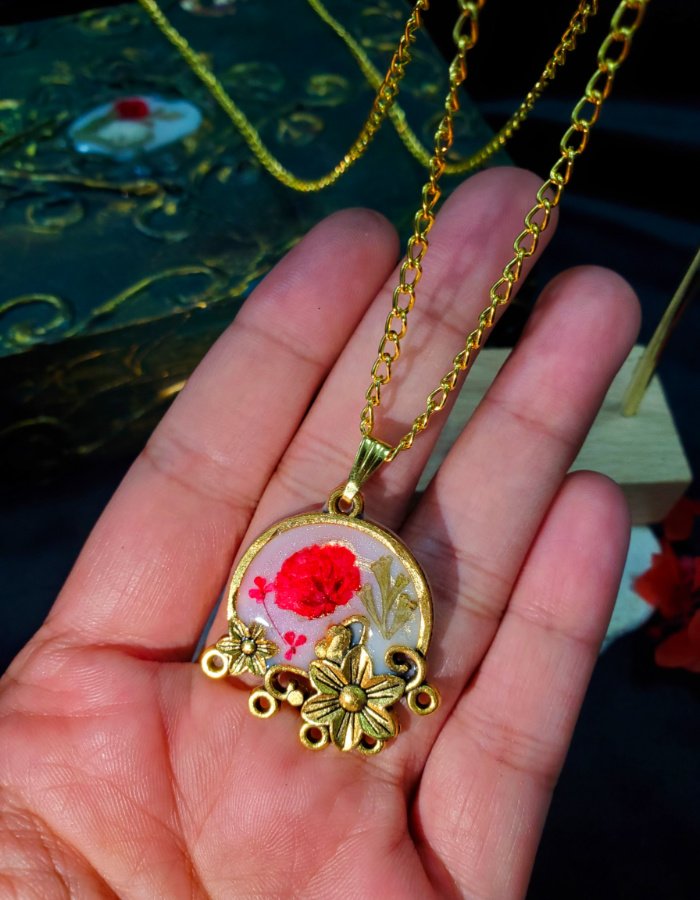 Nazm-e-Crimson Pendant