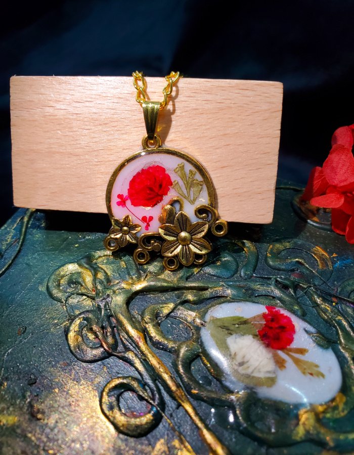 Nazm-e-Crimson Pendant