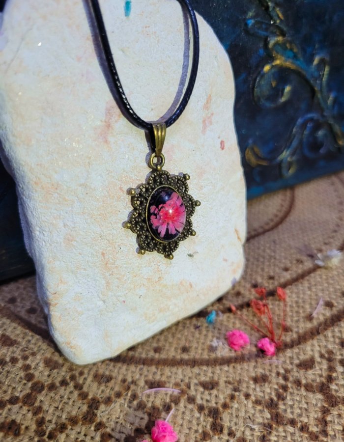 Noor-e-Fanoos Pendant