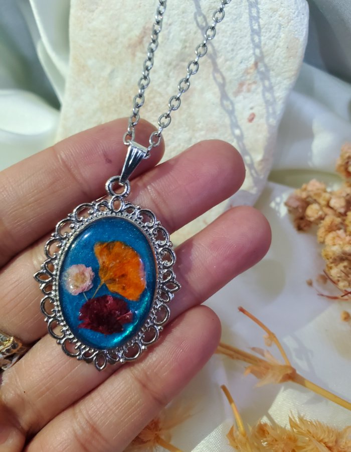 Raaz-e-Neel o Gul Pendant