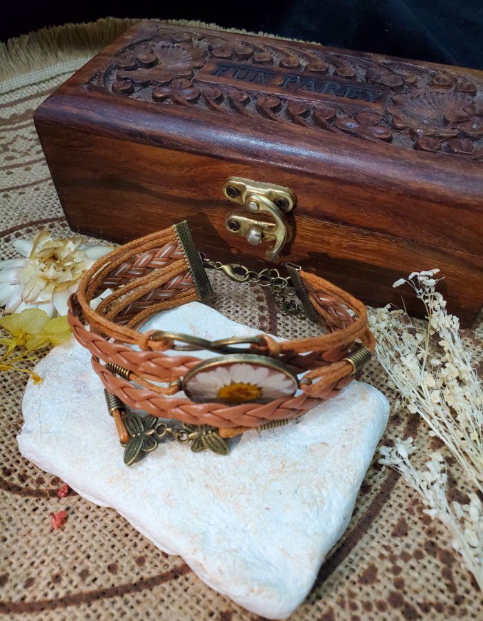 Whispering Daisy Leather Strap Bracelet