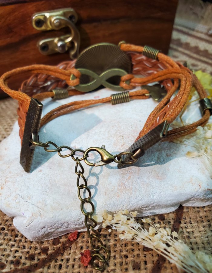 Whispering Daisy Leather Strap Bracelet
